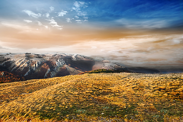 포토 JPG 해외이미지 주간 구름 자연 하늘 산 사람없음 야외 가을풍경 가을 우크라이나 해외202004 해외포토 자연요소 계절 유럽 풍경 생태계 파일형식 가을_계절 이미지허브