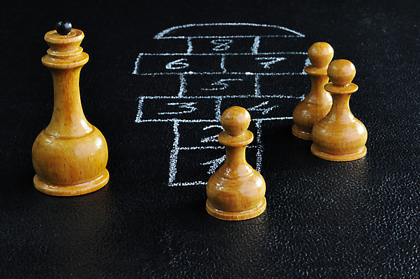 포토 JPG 해외이미지 선 사람없음 목재 가로 숫자 검은색 게임 그룹 체스말 체스 오브젝트 그림 분필 여왕 줄서기 지능 해외202004 해외포토 나무 문자 컬러 재료 모션 놀이 말_게임 초크 파일형식 이미지허브