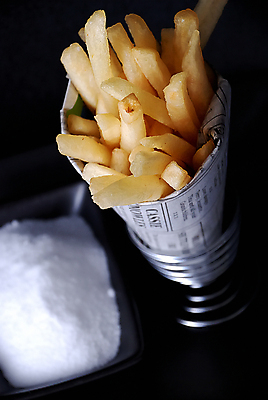 포토 JPG 해외이미지 채소 사람없음 검은색 튀김 지성 감자튀김 흰색 신문 향신료 매움 소금 해외202004 해외포토 음식 컬러 감자 간행물 뉴스 맛 향미료 파일형식 이미지허브