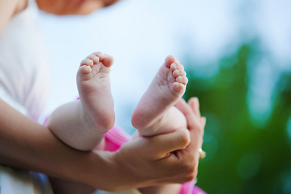 포토 JPG 해외이미지 남자 2 손가락 가족 맨발 사랑 경비 사람 소년 사람없음 부모 검은색 터치 아기 보호 작음 시작 보안 발가락 단계 월 걸음마 양발 유일 해외202004 해외포토 손 감정 어린이 컬러 컨셉 관계 모션 발 안전 날짜 크기 파일형식 이미지허브