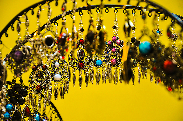 포토 JPG 해외이미지 전통 디자인 아시아 종교 문화 여행 백그라운드 오렌지 목걸이 선물 미술 동양인 사람없음 장식 빨간색 초록색 파란색 컬러풀 노란색 유행 페인트 시장 보석 인도인 힌두교 스타일 해외202004 해외포토 외국인 나라 컬러 과일 장신구 문화예술 인종 광석 파일형식 이미지허브