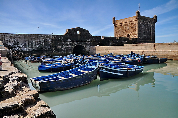 포토 JPG 해외이미지 전통 문화 바다 여행 교통시설 아프리카 낚시 휴가 사람없음 목재 물 파란색 항구 페인트 바위 만 보트 성 묘사 함선 상업 포트 타운 모로코 대서양 아랍어 옛날 해외202004 해외포토 자연요소 나무 건축물 나라 컬러 교통 배_교통 재료 레저 돌_바위 도시 시설 파일형식 이미지허브