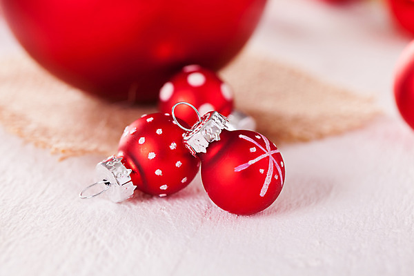 포토 JPG 해외이미지 크리스마스장식 크리스마스 실내 사람없음 아웃포커스 흰배경 오너먼트 해외202004 해외포토 기념일 백그라운드 촬영기법 내부 흰색 파일형식 이미지허브