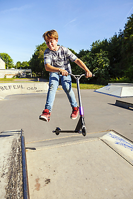 포토 JPG 해외이미지 라이프스타일 손 공원 남자 행복 도로 어린이 스포츠 포즈 신발 장난 모션 놀이 하늘 건강 한명 사람 경사 소년 야외 공중 빛 운동 갈색 점프 어둠 기쁨 장비 스케이트 스쿠터 비행 스케이트보드 승차 묘기 속도 스케이트장 해외202004 해외포토 1 공공시설 감정 길 스포츠용품 컬러 스포츠시설 교통시설 생활 신체부위 오토바이 보드_스포츠 파일형식 이미지허브