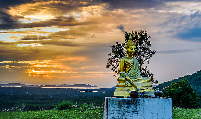포토 JPG 해외이미지 아시아 종교 조각 섬 여행 불교 태국 자연 하늘 산 미술 동양인 풍경 사람없음 파란색 조각상 평화 일출 일몰 흰색 사찰 정상 심볼 명상 내추럴 해외202004 해외포토 나라 컬러 컨셉 종교건축 문화예술 인종 조형물 노을 생태계 파일형식 이미지허브