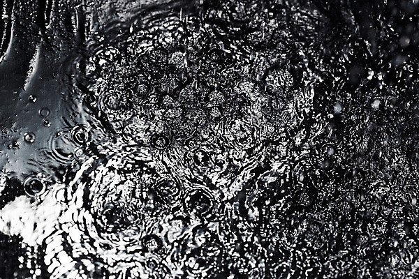 포토 JPG 해외이미지 백그라운드 컨셉 패턴 추상 흑백 사람없음 가로 물 검은색 어둠 젖음 가을 물방울 떨어짐 폐기물 야간 빗방울 뿌리기 질감 웅덩이 엘리먼트 해외202004 해외포토 자연요소 계절 컬러 무늬 모션 촬영기법 비_날씨 쓰레기 파일형식 이미지허브