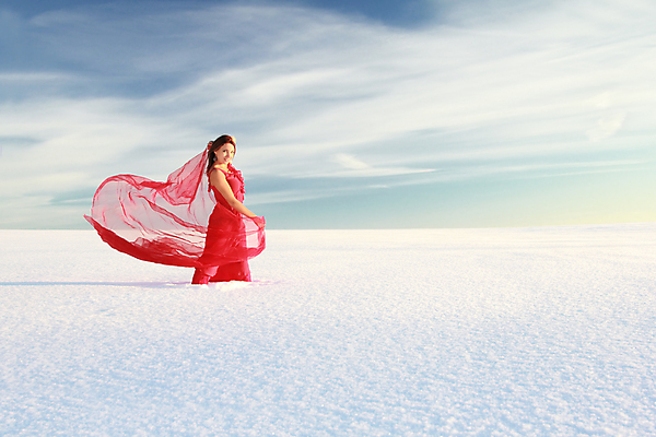 포토 JPG 해외이미지 백인 구름 모델 드레스 옷 계절 여자 포즈 겨울 자연 하늘 바람 한명 사람 야외 빨간색 파란색 햇빛 유행 우주 맑음 봄 사막 추위 자유 흰색 직물 투명 화려 황무지 우아함 고독 신비 시원함 망토 실크 스타일 해외202004 해외포토 자연요소 서양인 1 감정 컬러 컨셉 날씨 태양 생태계 파일형식 이미지허브