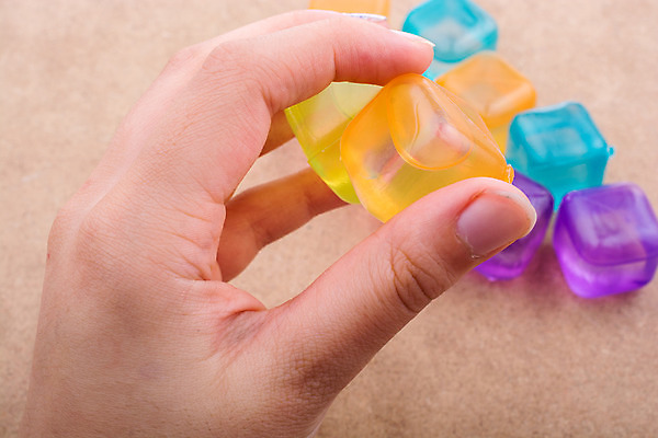 포토 JPG 해외이미지 손 백그라운드 사람없음 물 컬러풀 사각형 얼음 블록 잡기 투명 플라스틱 크리스탈 큐브 오브젝트 정사각형 스타일 해외202004 해외포토 자연요소 도형 컬러 모션 재질 신체부위 광석 파일형식 이미지허브