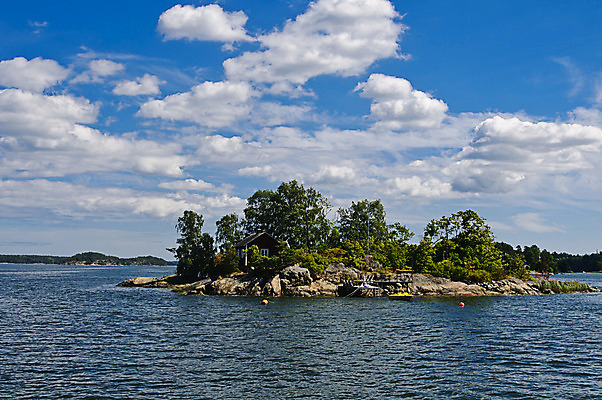 포토 JPG 해외이미지 나무 구름 유럽 호수 바다 섬 건축양식 자연 하늘 주택 스웨덴 풍경 사람없음 건물 빨간색 초록색 물 여름 바위 만 보트 작음 그림 시골집 암초 포트 내추럴 외양간 다도해 발트해 스칸디나비아 스톡홀름 해외202004 해외포토 자연요소 식물 건축물 계절 건축 나라 컬러 배_교통 북유럽 돌_바위 크기 생태계 파일형식 이미지허브