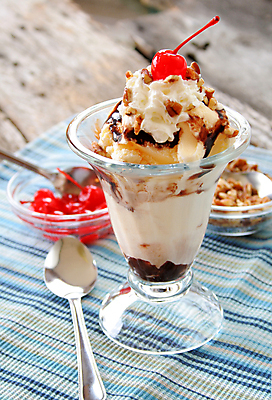 포토 JPG 해외이미지 음식 줄기 과일 유리 아이스크림 디저트 사람없음 초콜릿 숟가락 냉동 추위 견과류 체리 달콤 국자 호두 토핑 바닐라 해외202004 해외포토 식물 재질 주방용품 수저 맛 파일형식 이미지허브