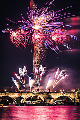 포토 JPG 해외이미지 꽃 유럽 여행 포즈 백그라운드 크리스마스 겨울 건축양식 하늘 휴가 새로움 폭죽 파노라마 풍경 사람없음 물 빛 강 도시풍경 반사 파티 성당 교회 탑 축제 황혼 새벽 로켓 축하 도시 야간 저녁 폭발 연도 체코 프라하 타운 파열 빛망울 고딕 공화국 보헤미아 옛날 해외202004 해외포토 자연요소 식물 건축물 계절 기념일 건축 나라 컨셉 종교건축 촬영기법 이벤트 건물 일몰 파일형식 이미지허브