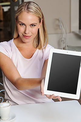 포토 JPG 해외이미지 백인 모델 학생 라이프스타일 여자 행복 여유 커피 음료 음식 탁자 한명 사람 앉기 성인 스마트폰 금발 케이크 상점 식당 카페 시간 재산 고객 대학교 주말 카페테리아 단절 옛날 해외202004 해외포토 서양인 1 헤어스타일 감정 가구 학교 모션 디저트 생활 금융 핸드폰 스마트기기 파일형식 이미지허브