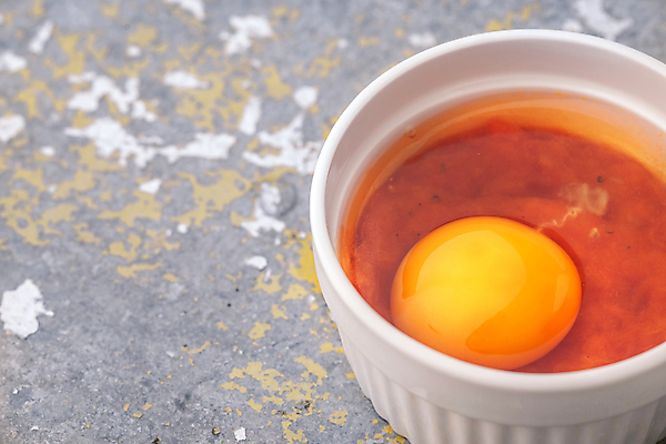 포토 JPG 해외이미지 접시 음식 토마토 채소 유리 탁자 건강 요리 사람없음 가로 빨간색 노란색 계란 회색 바위 흰색 도자기 투명 사발 준비 날것 슬라이스 개조 해외202004 해외포토 식기 컬러 가구 재질 알 돌_바위 사기그릇 파일형식 이미지허브