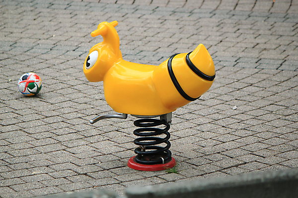 포토 JPG 해외이미지 동물 공원 어린이 벤치 공 놀이 잔디 사람없음 컬러풀 장난감 노란색 침묵 봄 기쁨 아기 미끄럼틀 놀이터 플라스틱 그네 오르기 풍선 걸음마 단절 해외202004 해외포토 식물 계절 공공시설 감정 컬러 의자 모션 재질 사람 소리 놀이기구 파일형식 이미지허브