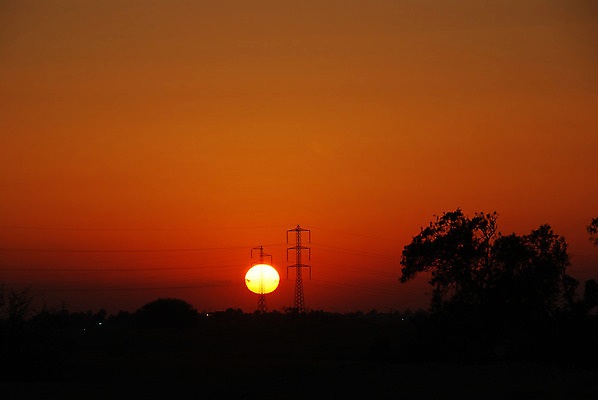 포토 JPG 해외이미지 실루엣 선 통신 자연 하늘 사람없음 야외 파란색 태양 일출 탑 금속 힘 황혼 일몰 새벽 에너지 큼 철사 철탑 철강 공급 해외202004 해외포토 자연요소 건축물 컬러 재질 촬영기법 노을 크기 생태계 파일형식 이미지허브