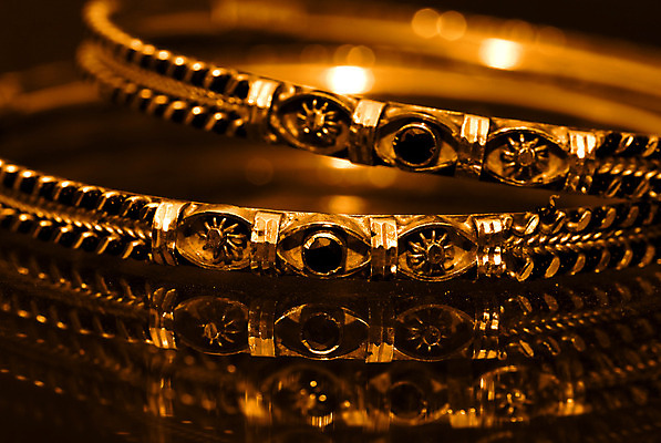 포토 JPG 해외이미지 디자인 옷 문화 결혼 패턴 장신구 팔찌 동양인 사람없음 장식 빨간색 노란색 유행 황금 고급 우아함 보석 인도인 오브젝트 단아함 스타일 해외202004 해외포토 외국인 컬러 컨셉 무늬 인종 이벤트 광석 파일형식 이미지허브