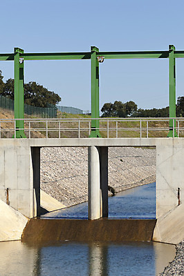 포토 JPG 해외이미지 농업 사람없음 물 흐름 저수지 계획 포르투갈 대문 운하 해외202004 해외포토 자연요소 유럽 산업 컨셉 문 파일형식 이미지허브