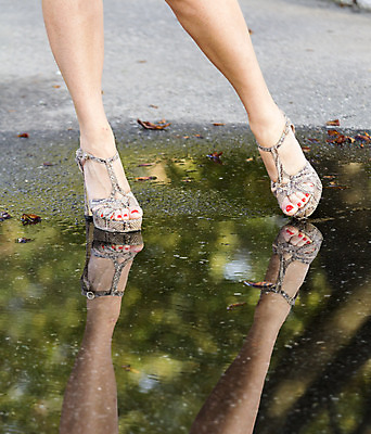 포토 JPG 해외이미지 라이프스타일 여자 도로 신발 자연 거리 그림자 서기 사람없음 빨간색 물 반사 유행 젖음 빗방울 웅덩이 진흙 페디큐어 해외202004 해외포토 자연요소 길 컬러 교통시설 모션 사람 생활 뷰티 비_날씨 생태계 파일형식 이미지허브