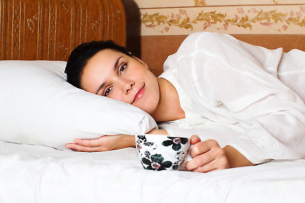 포토 JPG 해외이미지 백인 1 손 웰빙 여자 행복 유럽 얼굴 커피 음료 아침 휴식 주택 갈색머리 실내 따뜻함 건강 한명 사람 성인 컵 기쁨 침실 꿈 방 흰색 침대 표현 잡기 뜨거움 맛 찻잔 위치 거짓말 혼자 해외202004 해외포토 주간 서양인 헤어스타일 식기 감정 나라 컬러 가구 컨셉 모션 잔 내부 건물 신체부위 파일형식 이미지허브