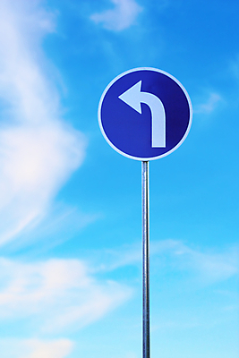 포토 JPG 해외이미지 구름 도로 여행 컨셉 지도 곡선 가이드 하늘 화살 거리 경고 사람없음 파란색 우주 운전 원형 고속도로 변화 선택 구부린 방향 왼쪽 심볼 옵션 신호 도로표지판 서명 경보 의무 선두 해외202004 해외포토 자연요소 도형 직업 길 선 컬러 교통시설 모션 표지판 파일형식 이미지허브