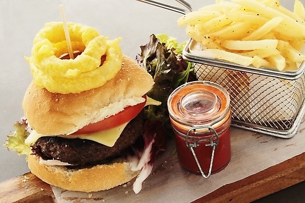 포토 JPG 해외이미지 회색배경 유리병 패스트푸드 실내 사람없음 감자튀김 햄버거 소스 인스턴트 정크푸드 양파링 나무도마 해외202004 해외포토 음식 백그라운드 병_용기 감자 도마 내부 목재 회색 튀김 양념 파일형식 이미지허브