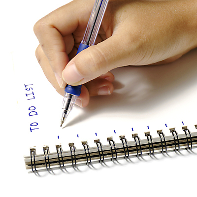 포토 JPG 해외이미지 손 실내 들기 근접촬영 신체부위 펜 기록 잡기 계획 스프링노트 해외202004 투두리스트 해외포토 뷰포인트 컨셉 모션 사람 내부 필기구 공책 리스트 파일형식 이미지허브