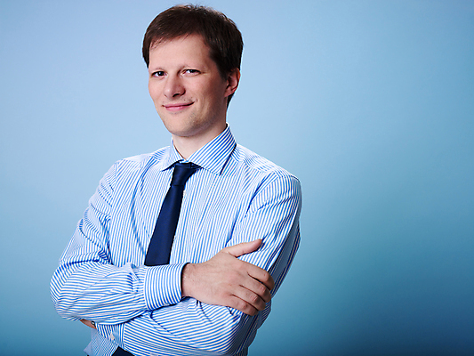 포토 JPG 해외이미지 백인 직업 1 응시 남자 행복 무기 포즈 백그라운드 셔츠 비즈니스 사업가 성공 넥타이 노동자 한명 미소 사람 정장 성인 30대 파란색 카메라 팔짱 흰색 업무 비즈니스맨 자신감 종업원 경영자 교차 카피스페이스 해외202004 해외포토 서양인 시선 잡화 옷 감정 컬러 컨셉 상의 모션 표정 장년 전자제품 공백 작업 직장인 리더 파일형식 이미지허브