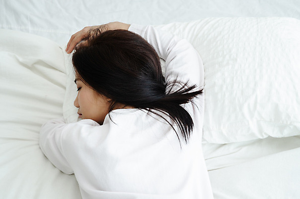 포토 JPG 해외이미지 손 여자 행복 베개 호텔 아침 휴식 주택 실내 따뜻함 사랑 한명 동양인 빛 평화 꿈 방 터치 추위 흰색 침대 신선 잠 최고 야간 시원함 담요 걱정 낮잠 부드러움 거짓말 취침시간 해외202004 해외포토 주간 자연요소 1 감정 컬러 가구 컨셉 침구 숙소 사람 인종 내부 건물 신체부위 감각 파일형식 이미지허브