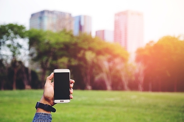 포토 JPG 해외이미지 나무 라이프스타일 손 공원 남자 백그라운드 컨셉 인터넷 비즈니스 통신 손가락 아침 모바일 아이디어 사람 성인 사람없음 초록색 스마트폰 핸드폰 햇빛 일출 디지털 정원 일몰 외침 잡기 도시 업무 직장인 비즈니스맨 발표 메시지 이메일 닫기 전화기 고객 손목시계 쇼 마케팅 터치스크린 셀룰러 해외202004 해외포토 주간 식물 직업 공공시설 시계 컬러 장신구 모션 생활 신체부위 전자제품 스마트기기 태양 노을 소리 작업 파일형식 이미지허브