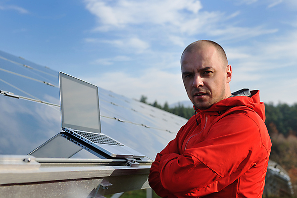 포토 JPG 해외이미지 주간 구름 남자 하늘 한명 상반신 성인 야외 옆모습 노트북 팔짱 태양에너지 집열판 성인남자한명만 해외202004 해외포토 자연요소 1 뷰포인트 모션 사람 전자제품 그린에너지 남자한명만 성인남자만 파일형식 이미지허브