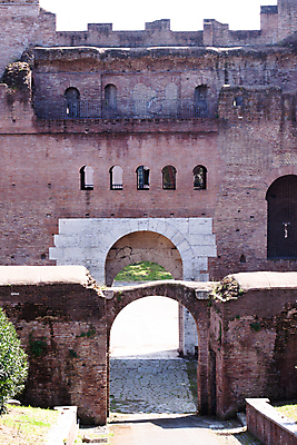 포토 JPG 해외이미지 벽 건축양식 거리 사람없음 야외 건물 세로 햇빛 갈색 맑음 이탈리아 회색 골동품 역사 로마 아치 대문 로마인 옛날 해외202004 해외포토 건축물 건축 유럽 컬러 날씨 인종 태양 문 파일형식 이미지허브