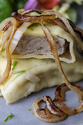 포토 JPG 해외이미지 전통 접시 음식 빵 백그라운드 채소 부분 양파 주택 파스타 파슬리 육류 요리 사람없음 목재 쌓기 숟가락 식사 저녁식사 샐러드 회색 시골 오픈 그릴 은색 주머니 자르기 먹기 가득함 국수 슬라이스 반죽 레시피 버터 점심식사 폭식 경단 라비올리 전문 핸드메이드 바이에른사람 해외202004 해외포토 나무 식기 컬러 식재료 재료 모션 주방용품 서양음식 수저 건물 면류 파일형식 이미지허브