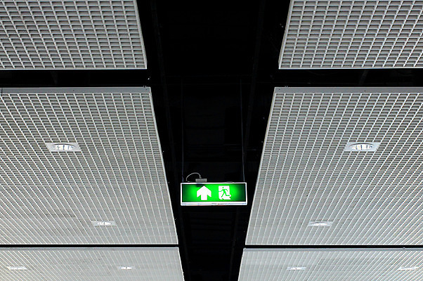 포토 JPG 해외이미지 남자 벽 백그라운드 지도 모션 불 추상 출입구 화살 프레임 실내 매달리기 경고 안전 사람 사람없음 건물 초록색 빛 인테리어 달리기 라벨 산책 활발 정보 흰색 램프 긴급 도시 보호 위험 탈출 방향 심볼 서비스 사인 천장 보안 장면 빛망울 방법 충고 헬프 선두 해외202004 해외포토 자연요소 건축물 디자인 컬러 컨셉 무늬 휴식 조명 내부 도움 파일형식 이미지허브