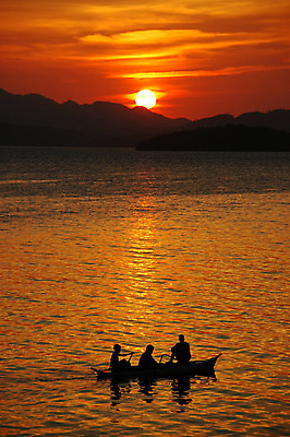 포토 JPG 해외이미지 구름 실루엣 바다 오렌지 사람없음 물 반사 항구 일몰 보트 해외202004 해외포토 자연요소 배_교통 과일 교통시설 촬영기법 노을 파일형식 이미지허브
