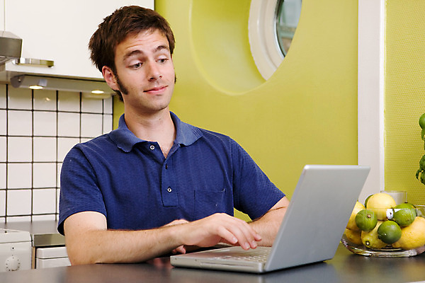 포토 JPG 해외이미지 학생 남자 행복 여유 인터넷 비즈니스 통신 휴식 주택 한명 미소 사람 소년 노트북 컴퓨터 사무실 주방 공책 흰색 업무 서핑 뉴스 이메일 아침식사 휴대용 무선전화기 읽기 바쁨 멀리 온라인 소통 해외202004 해외포토 1 감정 어린이 컬러 컨셉 모션 문구용품 표정 건물 전자제품 식사 수상스포츠 작업 전화기 오브젝트 파일형식 이미지허브