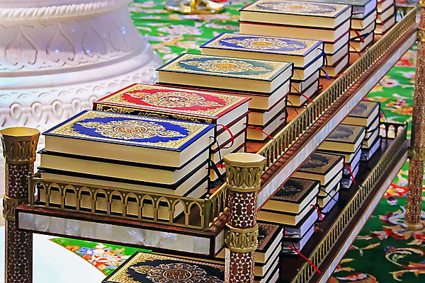 포토 JPG 해외이미지 디자인 목걸이 아이디어 실내 사람 사람없음 가로 빛 햇빛 평화 검은색 성경 카펫 기도 영혼 중앙 신비 이슬람교 모스크 각도 예술가 아라비아 양장본 동쪽 라마단 아랍어 스타일 해외202004 해외포토 종교 컬러 컨셉 장신구 종교용품 내부 책 태양 방향 파일형식 이미지허브