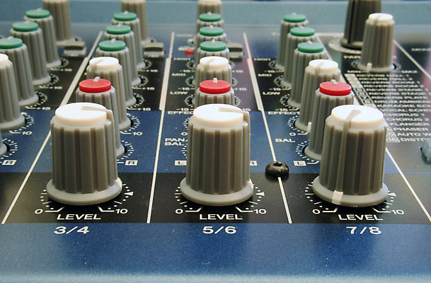 포토 JPG 해외이미지 음악 노래 손잡이 사람없음 소리 모임 춤 판넬 중앙 구부린 콘센트 믹서 DJ 책상 오디오 잭 스위치 찬성 위로 섞기 제어 효과 해외202004 해외포토 가구 모션 문화예술 전자제품 파일형식 이미지허브