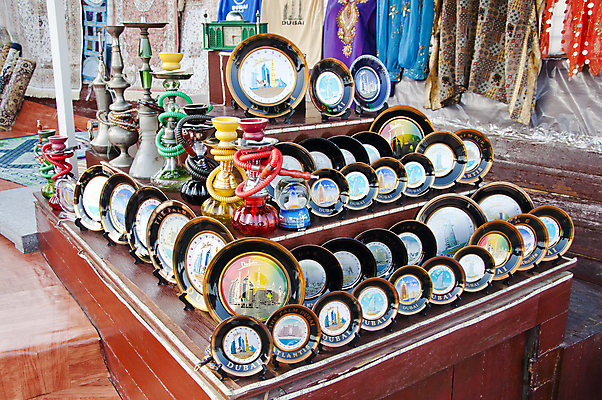 포토 JPG 해외이미지 접시 외관 산업 여행 중동 선물 동양인 사람없음 야외 여행객 상점 만 시장 오브젝트 기념품 동쪽 아랍에미리트 두바이 아랍어 옛날 해외202004 해외포토 식기 나라 사람 인종 방향 파일형식 이미지허브