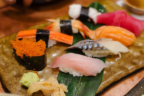 포토 JPG 해외이미지 전통 접시 아시아 문화 음식 바다 백그라운드 다이어트 채소 탁자 밥 새우 건강 어류 요리 동양인 사람없음 빨간색 세트 식당 일본 검은색 식사 저녁식사 초밥 회 흰색 신선 맛 고추냉이 참치 먹기 해산물 메뉴 날것 롤 연어 생강 점심식사 대두 해외202004 해외포토 식기 나라 컬러 가구 컨셉 모션 갑각류 인종 상점 수중동물 양념 일본음식 파일형식 이미지허브