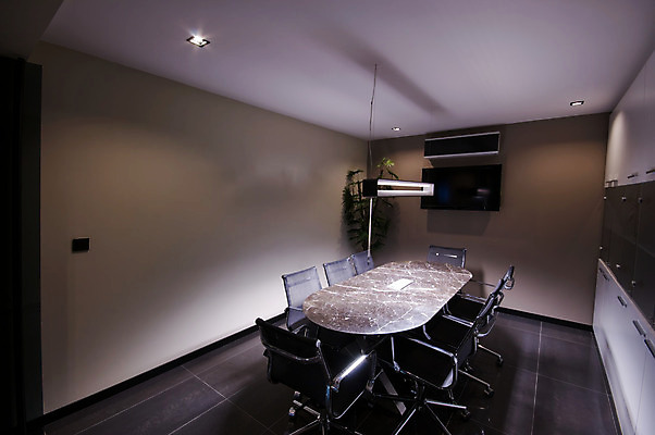 포토 JPG 해외이미지 가구 의자 회사 비즈니스 건축양식 탁자 회의 실내 사람없음 내부 사무실 검은색 방 만남 발표 고급 상업 경영 세미나 해외202004 해외포토 건축 컬러 생활용품 컨셉 파일형식 이미지허브