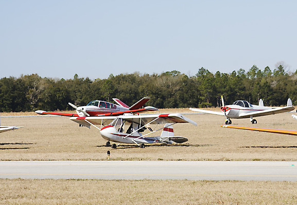 포토 JPG 해외이미지 하늘 비행기 종류 사람없음 빨간색 파란색 빛 흰색 작음 항공 대패 해외202004 해외포토 컬러 항공교통 대중교통 크기 파일형식 이미지허브