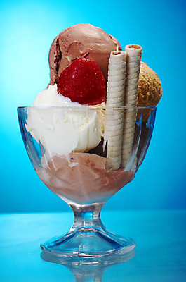 포토 JPG 해외이미지 길 음식 유리 딸기 아이스크림 디저트 사탕 사람없음 컵 갈색 초콜릿 꽃병 냉동 얼음 식사 추위 흰색 사발 맛 유혹 크림 상쾌 고립 바닐라 시나몬 해외202004 해외포토 자연요소 식기 꽃 감정 컬러 컨셉 과일 재질 사기그릇 파일형식 이미지허브