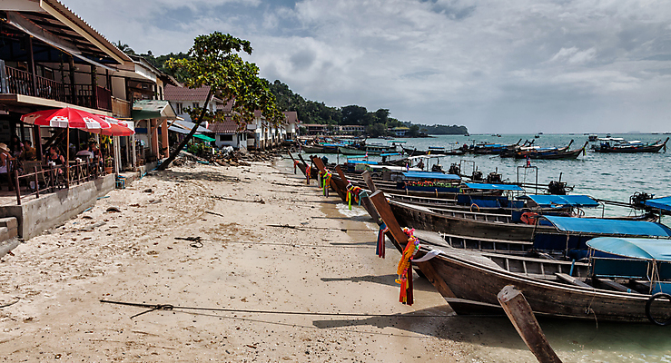 포토 JPG 해외이미지 전통 아시아 섬 태국 항해 동양인 사람없음 여름 파란색 여행객 만 투명 보트 안다만 해외202004 해외포토 계절 나라 바다 컬러 배_교통 사람 인종 파일형식 이미지허브