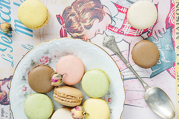 포토 JPG 해외이미지 접시 꽃 음식 디저트 사탕 사람없음 장미 쿠키 우아함 은색 티스푼 컵받침 아몬드 마카롱 구성 백자 해외202004 해외포토 식물 식기 컬러 컨셉 숟가락 견과류 도자기 받침대 파일형식 이미지허브