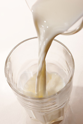 포토 JPG 해외이미지 음료 유리 건강 사람없음 흐름 우유 흰색 붓기 해외202004 해외포토 컬러 컨셉 모션 재질 유제품 파일형식 이미지허브