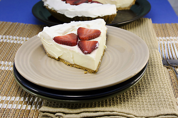 포토 JPG 해외이미지 접시 음식 과일 딸기 열쇠 디저트 사람없음 빨간색 검은색 껍질 달콤 선탠 크림 서빙 라임 충동구매 타르트 해외202004 해외포토 식기 빵 컬러 쇼핑 맛 파이_빵 과소비 파일형식 이미지허브