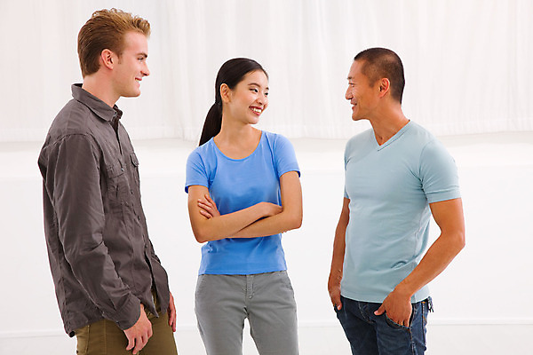 포토 JPG 해외이미지 직업 학생 여자 남자 행복 티셔츠 사업가 성공 갈색머리 함께함 실내 관리 서기 미소 웃음 사람 동양인 성인 내부 세명 친구 그룹 주머니 스마트 커뮤니티 팔 다민족 교차 통일 해외202004 해외포토 헤어스타일 감정 컨셉 셔츠 관계 모션 표정 인종 신체부위 파일형식 이미지허브