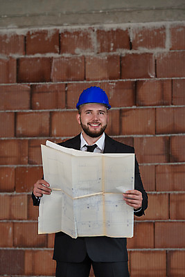 포토 JPG 해외이미지 백인 직업 남자 행복 산업 종이 포즈 비즈니스 성공 노동자 한명 서기 미소 사람 인종 정장 성인 야외 건물 사무실 팔짱 업무 비즈니스맨 엔지니어 닫기 헬멧 건축가 동료 경영자 리더 청사진 계약자 고용 정중 해외202004 해외포토 서양인 1 건축물 옷 감정 컨셉 관계 모션 표정 구직 작업 직장인 기술자 보호장비 계약 채용 파일형식 이미지허브