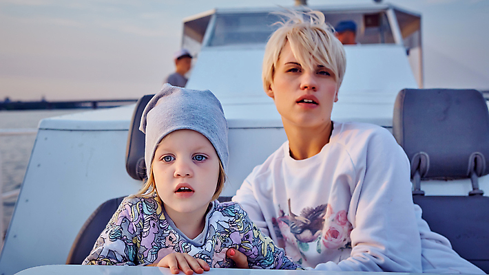 포토 JPG 해외이미지 백인 라이프스타일 여자 딸 행복 여유 어린이 바다 여행 2 요트 가족 하늘 엄마 휴가 함께함 항해 사람 성인 야외 두명 물 파란색 보트 고급 갑판 뱃놀이 해외202004 해외포토 자연요소 서양인 감정 컬러 컨셉 배_교통 관계 생활 전통놀이 파일형식 이미지허브