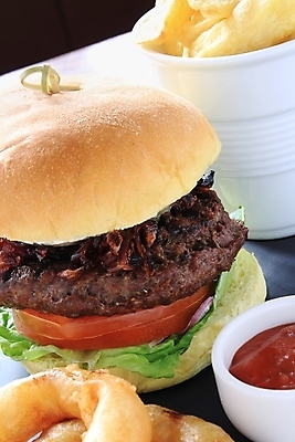 포토 JPG 해외이미지 그릇 패스트푸드 실내 사람없음 감자튀김 햄버거 인스턴트 정크푸드 케첩 양파링 해외202004 해외포토 식기 음식 감자 내부 튀김 소스_음식 파일형식 이미지허브